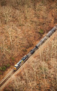 荒野中行驶的列车