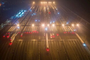 城市斜拉桥夜景车流