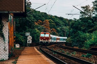 郊野小站驶过的列车