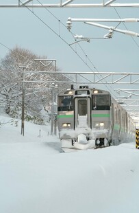 雪中行进的列车