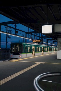 城市地铁站台夜景