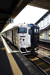 车站站台停靠的列车