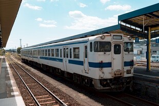 站台停靠的客运列车