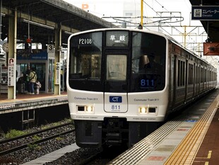 站台停靠的客运列车