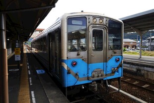 站台停靠的客运列车