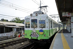 站台停靠的日系电车
