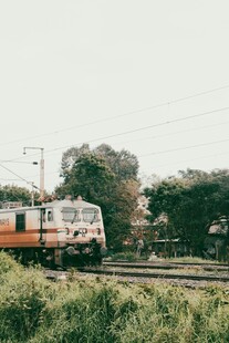 郊野驶过的老式火车