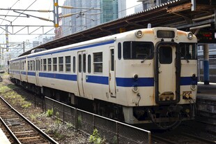 站台停靠的客运列车