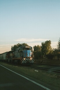 郊野黄昏行驶的火车