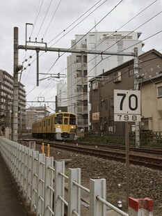 居民区旁的铁路电车