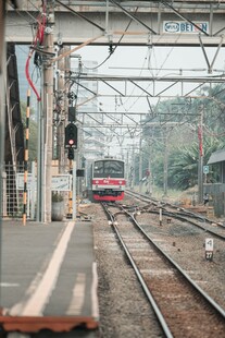 站台远眺驶来的列车