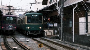 站台停靠的老式绿皮火车
