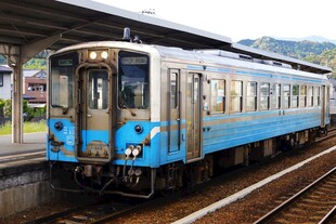 站台停靠的客运列车
