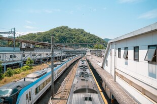 高铁站场晴日风光
