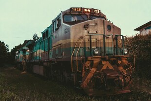 郊外老式内燃火车头