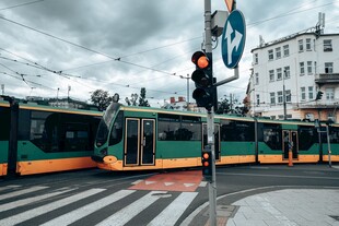 城市路口有轨电车街景