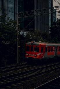 城市红色通勤列车