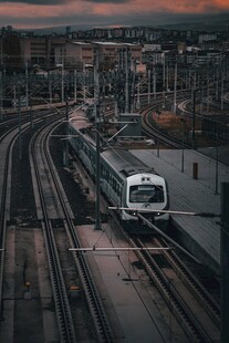 黄昏行驶的城市列车