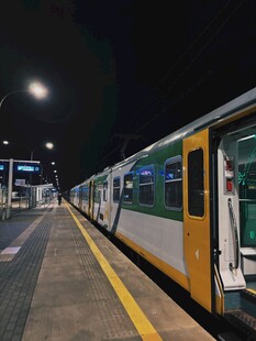 夜间站台停靠的列车
