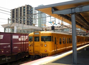 站台停靠黄色列车