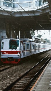 车站轨道上的地铁列车