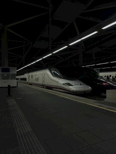 夜间站台停靠的高铁