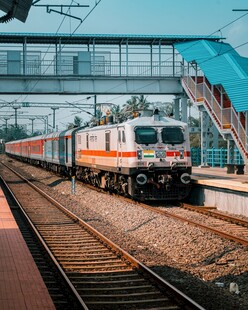 站台停靠的客运列车