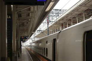 站台停靠的高铁列车