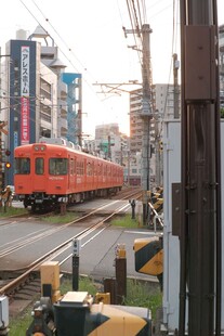 城区行驶的红色列车