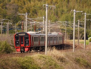 郊野行驶的电气化列车