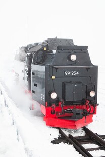 雪地行驶的复古蒸汽火车