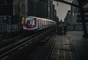 城市高架地铁夜景