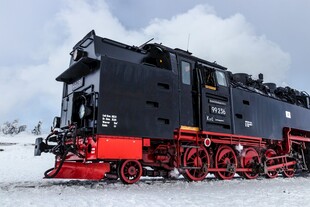 雪地老式蒸汽火车