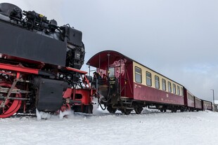 雪地复古蒸汽火车