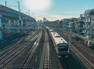 城市铁路行驶的列车