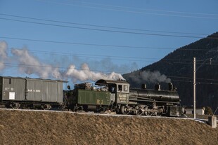 野外行驶的蒸汽火车