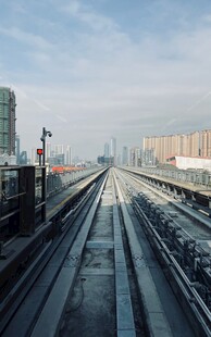 城市铁轨延伸向远方