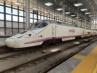 站台停靠的高铁列车