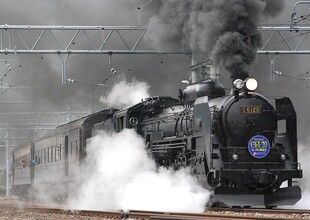 行驶中的蒸汽老火车