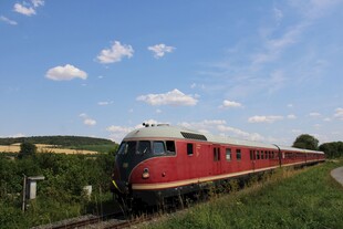 郊野飞驰的红色列车
