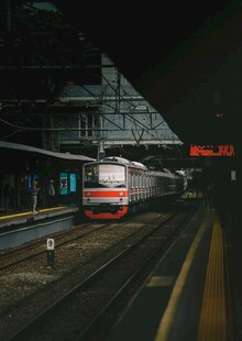 夜晚站台停靠的列车