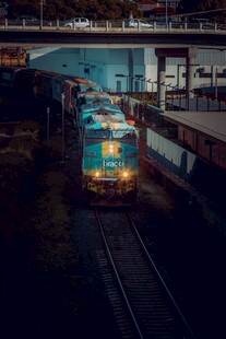 夜色中驶入站台的列车