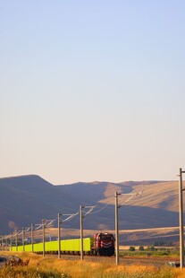 旷野间行驶的列车