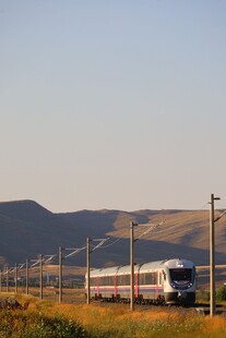 郊野公路上的货运卡车