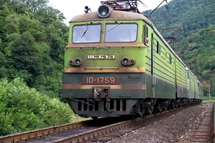 山间行驶的绿皮电力火车