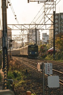 城郊驶来的电气化列车
