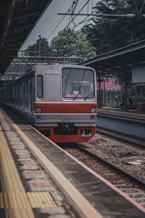 站台驶来的客运列车