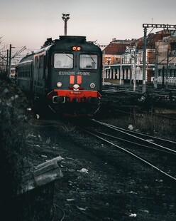 铁轨上的老式绿皮火车