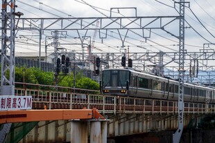 铁路桥上通行的列车