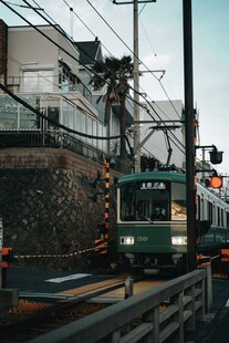 街头驶来的复古电车